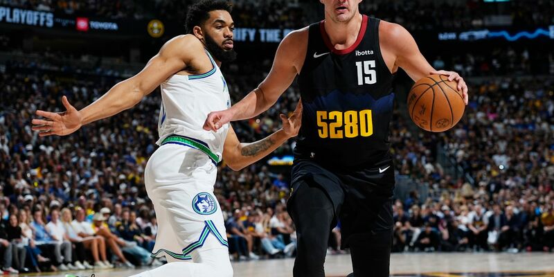 Jokic (r) kam auf 34 Punkte, dennoch wirkten die Nuggets am Ende der Partie hilflos. - Foto: David Zalubowski/AP