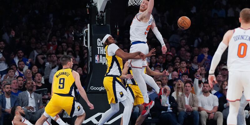 Nach teilweise überragenden Leistungen zeigte Hartenstein (3.v.l.) sein wohl schlechtestes Playoff-Spiel der Saison. - Foto: Julia Nikhinson/AP