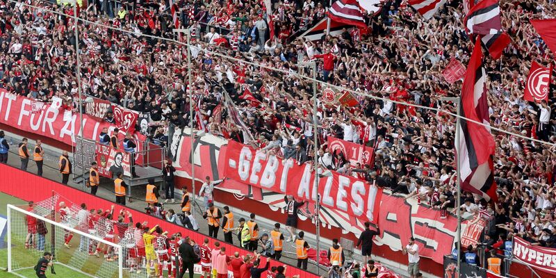 Die Düsseldorfer Mannschaft feiert mit ihren Fans: Die Fortuna kann mit Zuversicht ins Relegationsspiel gegen den VfL Bochum gehen. - Foto: Roland Weihrauch/dpa