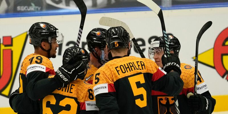 Die deutsche Eishockey-Nationalmannschaft trifft am Dienstag auf Frankreich. - Foto: Darko Vojinovic/AP/dpa