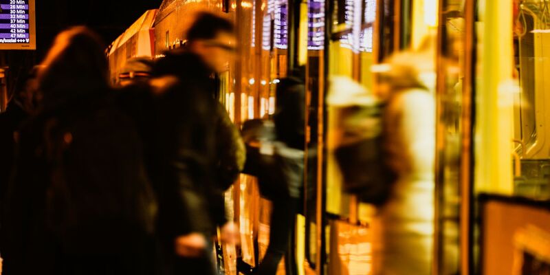 Studien belegen, dass insgesamt mehr Berufstätige pendeln. - Foto: Oliver Berg/dpa