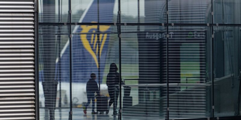 In den vergangenen Monaten musste Ryanair Flüge streichen und seine Passagierprognose kürzen. - Foto: Henning Kaiser/dpa