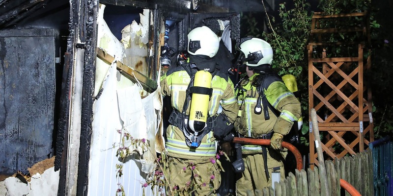 FW Dresden: Brand einer Gartenlaube droht sich auszubreiten - Foto: presseportal.de