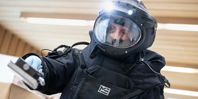 Ein Mitarbeiter der Technischen Sondergruppe (TSG) des Bayerischen Landeskriminalamtes sucht ein Paket mit einem Alpha-, Beta-, Gamma-Strahlendetektor ab: 2023 wurden 168 Fälle gemeldet, in denen strahlende Stoffe gestohlen wurden, verloren gingen oder anderweitig in falsche Hände gerieten. - Foto: Matthias Balk/dpa