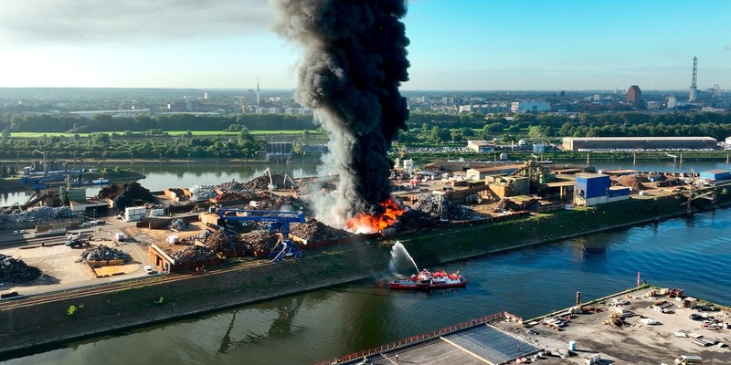 „Feuer & Flamme“ in Duisburg: WDR-Reihe startet mit Großbrand im Hafen - Foto: presseportal.de