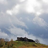 Am Sonntagabend und Montagmorgen dürfte es an vielen Orten glatt werden. - Foto: Matthias Bein/dpa
