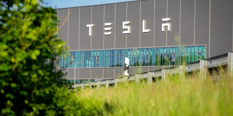 Gemeindevertreter von Grünheide hatten am Donnerstagabend einen Bebauungsplan beschlossen, der den Weg für eine Erweiterung des Tesla-Werkes freimacht. - Foto: Soeren Stache/dpa