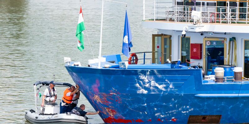 Polizeiermittler untersuchen im ungarischen Komarom den Bug eines Flusskreuzfahrtschiffes nach einer mutmaßlichen Kollision. - Foto: Csaba Krizsan/MTI/AP/dpa