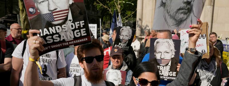 Unterstützer von Julian Assange demonstrieren vor dem Londoner High Court. - Foto: Kin Cheung/AP/dpa