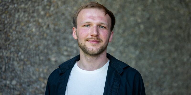 Schauspieler Nikita Buldyrski wurde mit dem Alfred-Kerr-Darstellerpreis ausgezeichnet. - Foto: Monika Skolimowska/dpa