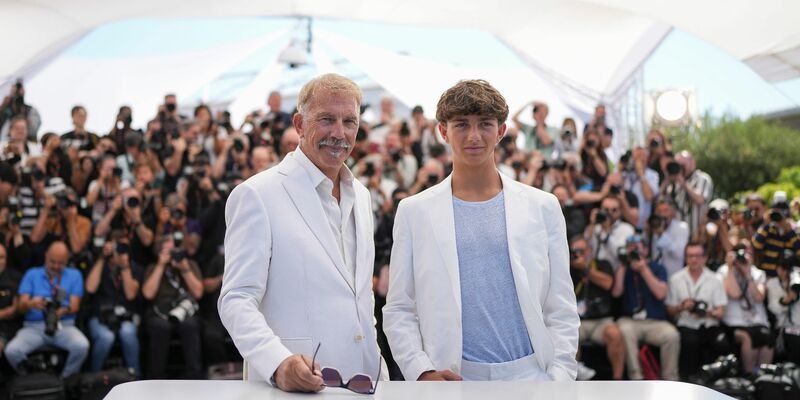 Schauspieler Kevin Costner (l) und sein Sohn Hayes bei den 77. Internationalen Filmfestspielen in Cannes. - Foto: Scott A Garfitt/Invision/AP/dpa
