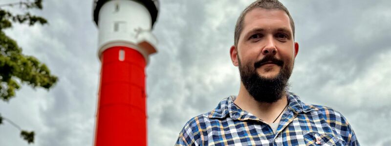 Daniel Jochheim ist der neue Leuchtturmwärter auf der Nordseeinsel Wangerooge. - Foto: Jörn Hüneke/dpa