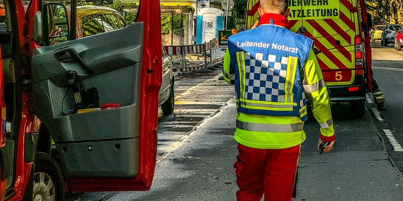 FW Dresden: Massenanfall von Verletzen nach Blitzeinschlag - Foto: presseportal.de
