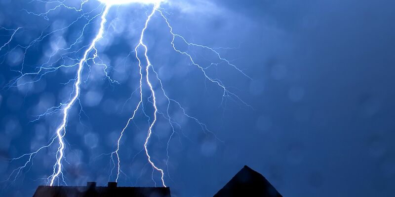 Mehrere Menschen sind in Dresden durch Blitze schwer verletzt worden. (Symbolbild) - Foto: Thomas Rensinghoff/dpa