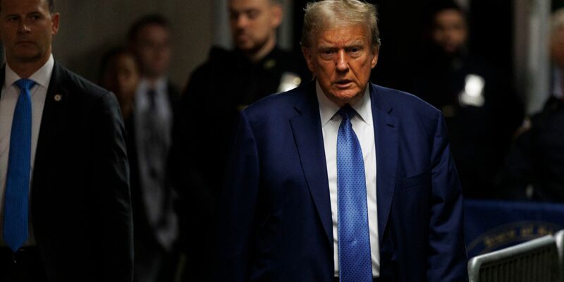 Der ehemalige US-Präsident Donald Trump auf dem Weg zu einem weiteren Gerichtsttermin in New York. - Foto: Sarah Yenesel/Pool EPA/AP/dpa