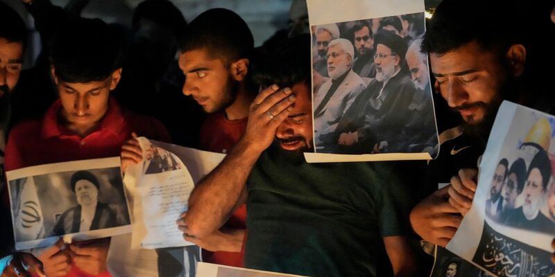 Nach dem Tod Raisis ist das Land gespalten: Während einige Iraner trauern, reagieren andere in den sozialen Medien mit Schadenfreude. - Foto: Mukhtar Khan/AP