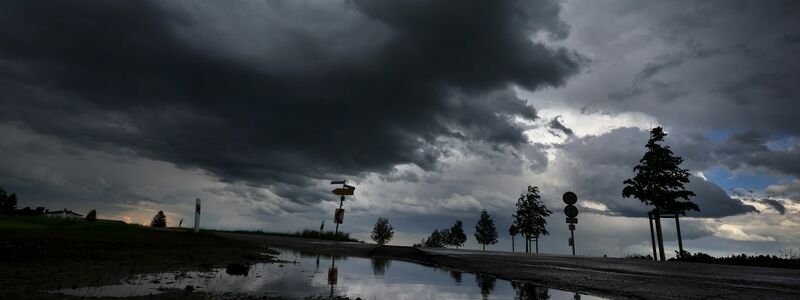 Bislang kämpften vor allem Menschen im Saarland und Rheinland-Pfalz gegen Hochwasser und Überschwemmungen - nun könnten die Unwetterfolgen auch andere Regionen treffen. - Foto: Karl-Josef Hildenbrand/dpa