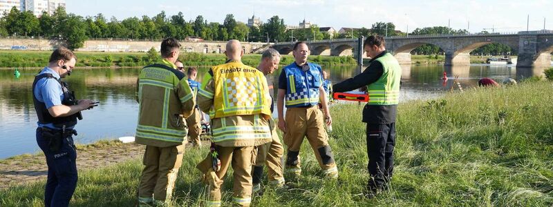 Nach dem Blitzeinschlag sperrte die Polizei das Gebiet ab, auch ein Hubschrauber wurde eingesetzt, um mögliche weitere Verletzte zu finden. - Foto: Benedict Bartsch/xcitepress/dpa