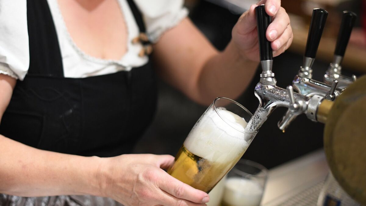 Den Umsatzniveaus der Vor-Corona-Zeit hinkt das Gastgewerbe in Deutschland weiterhin deutlich hinterher. - Foto: Angelika Warmuth/dpa