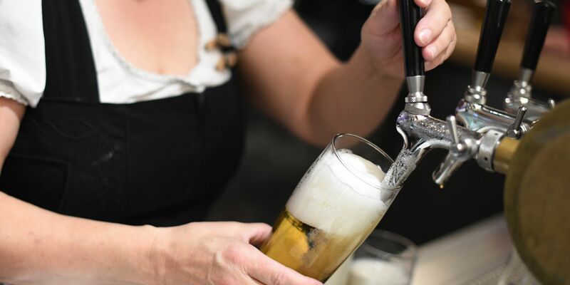 Den Umsatzniveaus der Vor-Corona-Zeit hinkt das Gastgewerbe in Deutschland weiterhin deutlich hinterher. - Foto: Angelika Warmuth/dpa