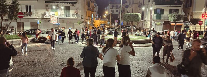 Menschen harren in Neapel aus Angst vor weiteren Erdstößen auf der Straße aus. - Foto: Alessandro Garofalo/LaPresse via ZUMA Press/dpa