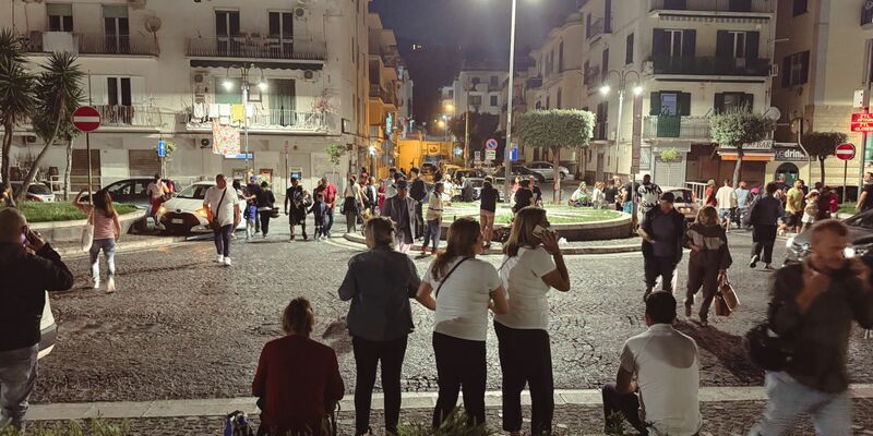 Menschen harren in Neapel aus Angst vor weiteren Erdstößen auf der Straße aus. - Foto: Alessandro Garofalo/LaPresse via ZUMA Press/dpa