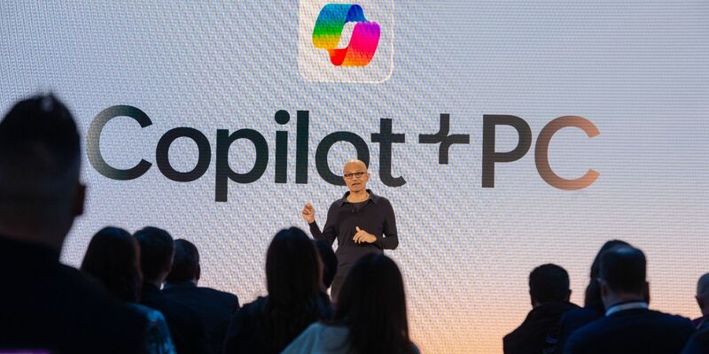 Microsoft-Chef Satya Nadella stellt die Vision für eine PC-Architektur vor, die auf den Einsatz Künstlicher Intelligenz ausgerichtet sein soll. - Foto: Andrej Sokolow/dpa