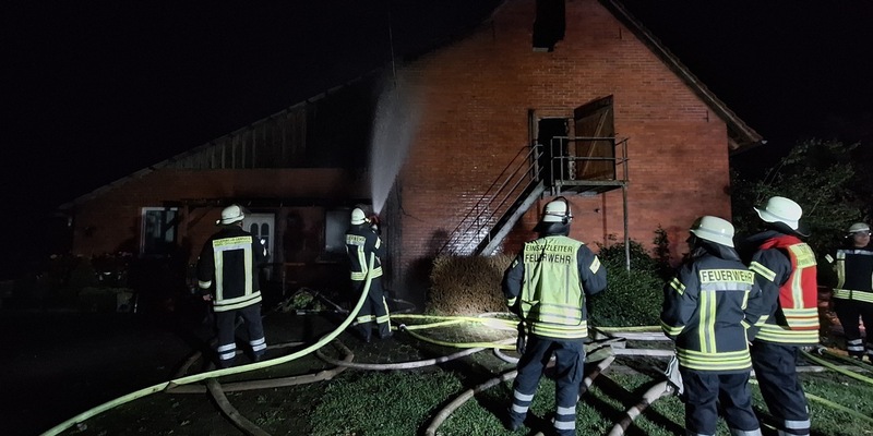 FW Lüchow-Dannenberg: +++Schnelles Eingreifen der Einsatzkräfte verhindert größere Schäden bei Terrassenbrand in Seedorf bei Dannenberg+++ - Foto: presseportal.de