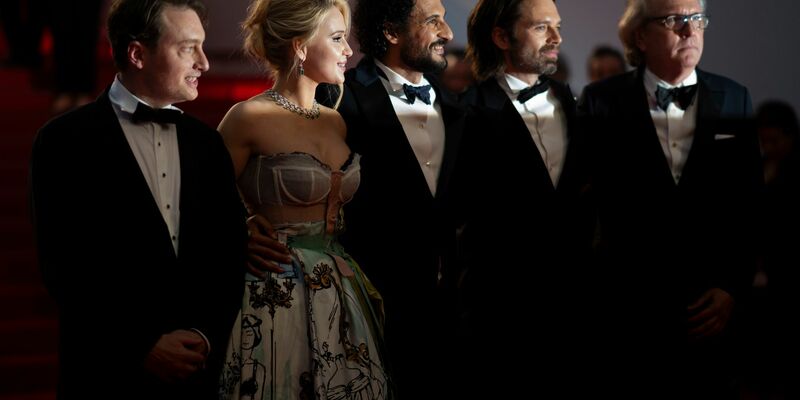 Gabriel Sherman (l-r), Maria Bakalova, Regisseur Ali Abbasi, Sebastian Stan und Martin Donovan nach der Premiere des Films «The Apprentice» in Cannes. - Foto: Scott A Garfitt/Invision/AP/dpa