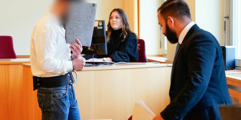 Einer der Angeklagten im Verhandlungssaal des Amtsgerichts Ludwigshafen. - Foto: Uwe Anspach/dpa