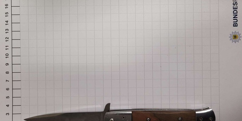 BPOL NRW: Bundespolizei stellt 19-Jährigen mit Springmesser - Foto: presseportal.de