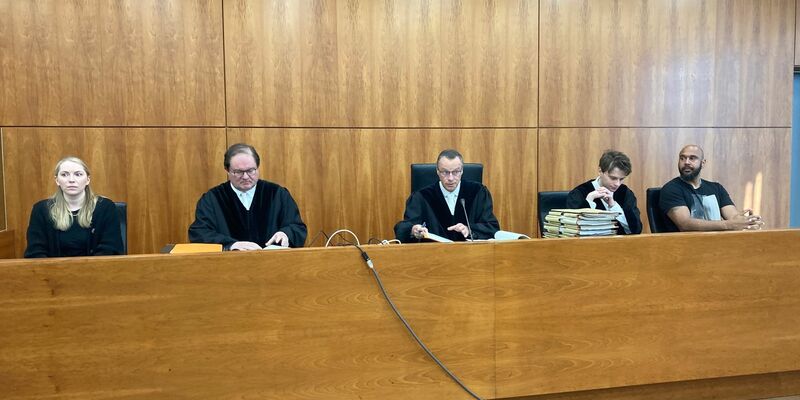 Die 1. Große Jugendkammer des Landgerichts Kassel vor Beginn der Verhandlung im Fall einer getöteten 14-Jährigen aus Bad Emstal. - Foto: Nicole Schippers/dpa