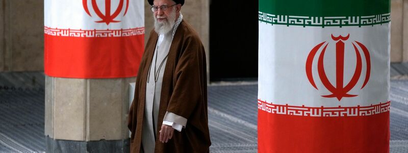 Irans Religionsführer Chamenei kündigte Vergeltung an.  (Archivbild) - Foto: Vahid Salemi/AP/dpa