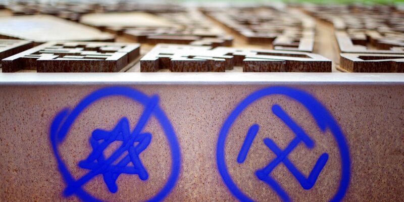 Ein Hakenkreuz und ein durchgestrichener Davidstern sind an einer Gedenkstätte zu sehen. - Foto: Daniel Reinhardt/Deutsche Presse-Agentur GmbH/dpa