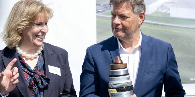 Bundeswirtschaftsminister Robert Habeck und Julia Prescot, die Vorsitzende der Projektgesellschaft Neuconnect, in Wilhelmshaven. - Foto: Sina Schuldt/dpa