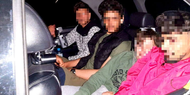 Bundespolizeidirektion München: Mutmaßliche Schleuser an B2 gefasst / Junge muss von Slowenien bis Deutschland auf Mittelkonsole sitzen - Foto: presseportal.de