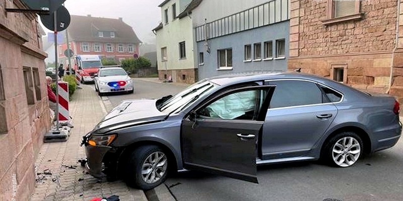 POL-PPWP: Gegen Hausecke gekracht - Foto: presseportal.de