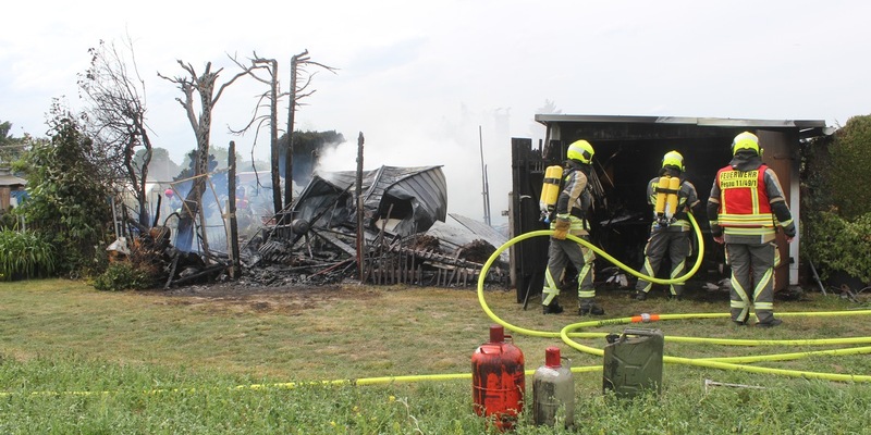 FW LK Leipzig: Gartenlaubenbrand in Zwenkau - Foto: presseportal.de