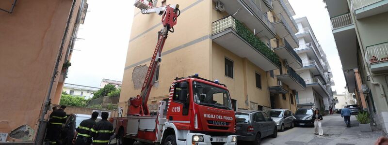 Straßen sind nach heftigen Erdstößen am Vortag noch gesperrt. - Foto: Napolipress/IPA via ZUMA Press/dpa