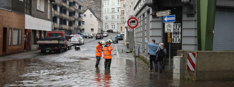 In Wuppertal hat es wegen des Unwetters 37 Einsatzstellen gegeben, so ein Sprecher am Abend. - Foto: Matthi Rosenkranz/NEWS5/dpa