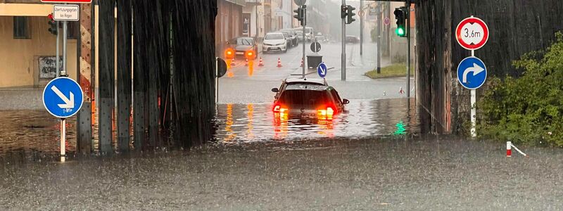 Starke Regenfälle haben auch in Oberfranken für überflutete Straßen gesorgt. - Foto: News5 / Ferdinand Merzbach/NEWS5/dpa