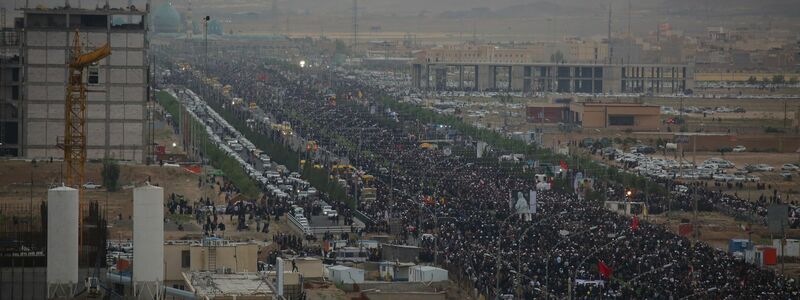 Der Trauerzug durch die Stadt Qom. - Foto: Ali Mohammadian Ahrabi/dpa