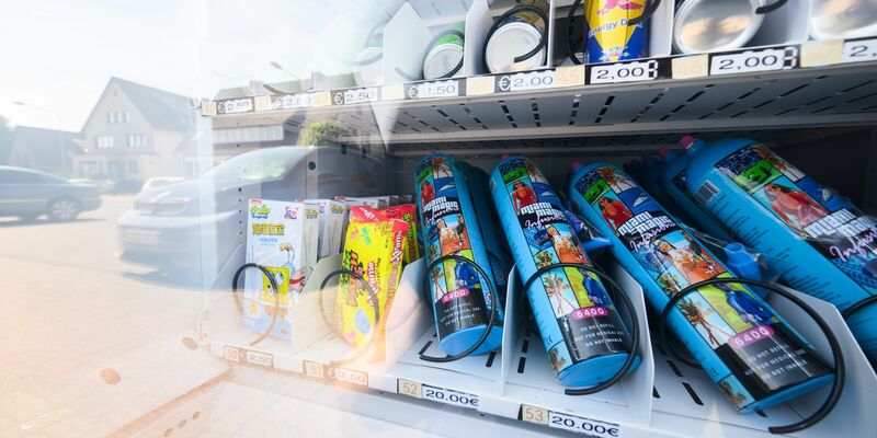 In Gifhorn bei Wolfsburg sorgt ein Warenautomat mit Lachgasflaschen neben Süßigkeiten und Einweg-E-Zigaretten für Proteste. - Foto: Julian Stratenschulte/dpa