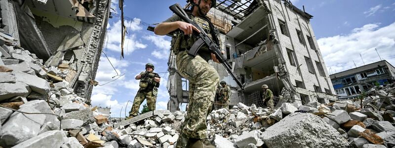 Ukrainische Soldaten im Einsatz: Seit 819 Tagen verteidigen sie ihr Land gegen den russischen Angriffskrieg. - Foto: ukrin/dpa