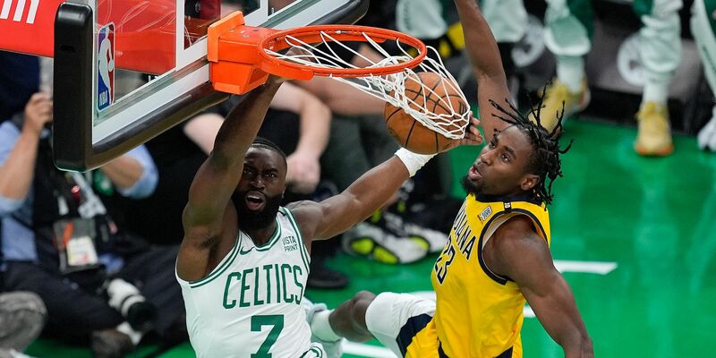 Jaylen Brown (l) von den Boston Celtics beendete den Abend mit 26 Punkten. - Foto: Michael Dwyer/AP/dpa