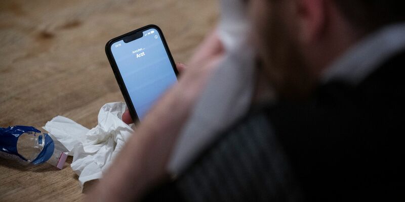 Patientinnen und Patienten sollen über die automatische Telefonassistenz Termine vereinbaren, absagen oder verschieben. - Foto: Hannes P Albert/dpa