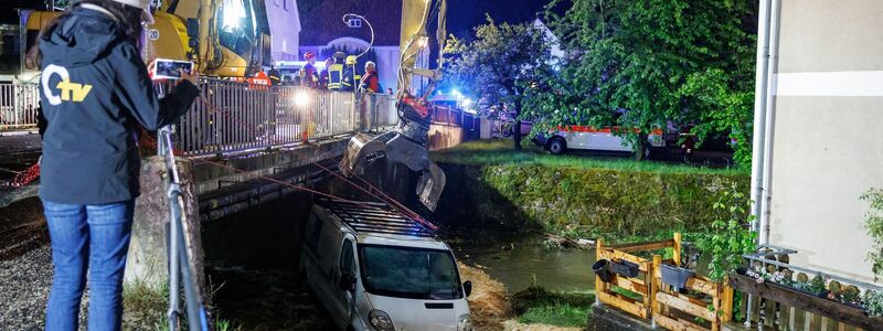 Mit einem Bagger musste dieser Kastenwagen im bayerischen Kastl geborgen werden. - Foto: Daniel Karmann/dpa