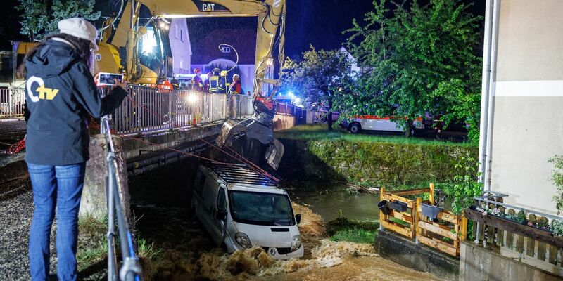 Mit einem Bagger musste dieser Kastenwagen im bayerischen Kastl geborgen werden. - Foto: Daniel Karmann/dpa