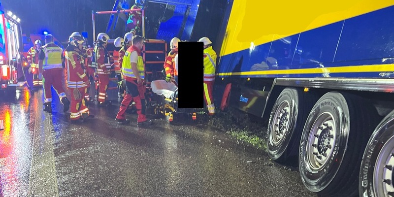 API-TH: Lkw kippt in den Straßengraben - Bergungsarbeiten dauern mehrere Stunden an - Foto: presseportal.de