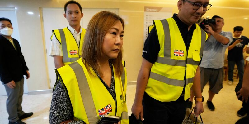 Mitarbeiter der britischen Botschaft besuchen in einem Hospital in Bangkok britische Passagiere, die bei dem Flug verletzt wurden. - Foto: Sakchai Lalit/AP/dpa